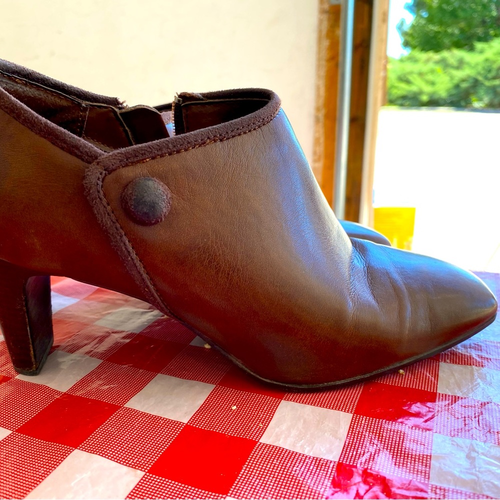 Liz Claiborne size 6.5 fall ankle bootie heels